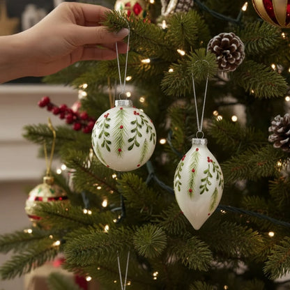 Palle di Natale Bianche con Agrifoglio - Set di 2, in vetro soffiato